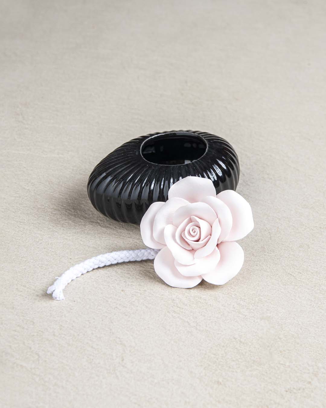 Country Roses Aroma Diffuser - Black - The Decor Kart