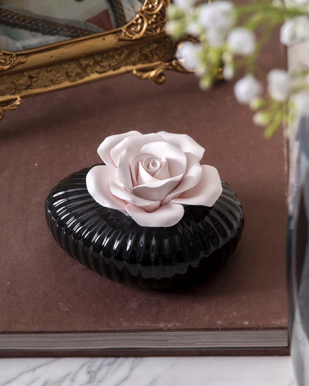 Country Roses Aroma Diffuser - Black - The Decor Kart